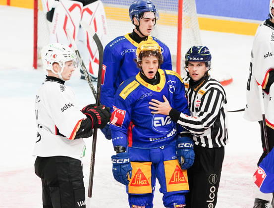 23.10.2026. Zug Schweiz. Eishockey Herren Saison 2026-2027 EV Zug - HC Lausanne. Bild. Antti Suomela Lausanne HC Aktion - Vinzenz Rohrer EV Zug Re. Aktion Zweikampf