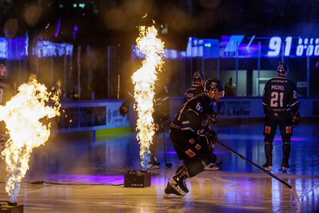 Ice hockey, Eishockey Men - DEL2 - EC Kassel Huskies vs Blue Devils Weiden Season 2026 2027 Christopher Wilkie (C) of EC Kassel Huskies enters the ice ahead of the DEL2 ice hockey match between EC Kassel Huskies and Blue Devils Weiden in Kassel, Germany, 23 October 2026. Kassel entered the match in second place in the standings, while Weiden were ranked 12th. Hesse
