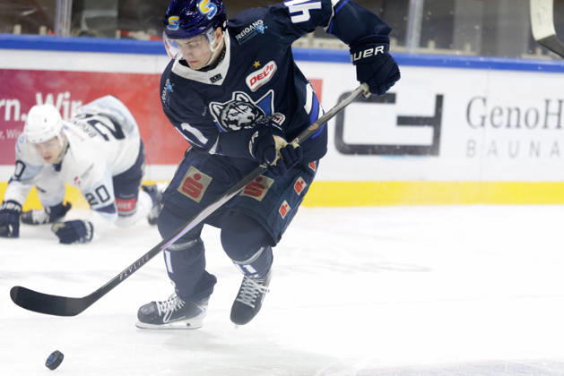 Ice hockey, Eishockey Men - DEL2 - EC Kassel Huskies vs Blue Devils Weiden Season 2026 2027 Lukas Jung (C) of EC Kassel Huskies plays the puck away from Maximilian Brunner (L) of Blue Devils Weiden during the DEL2 ice hockey match between EC Kassel Huskies and Blue Devils Weiden in Kassel, Germany, 23 October 2026. Kassel entered the match in second place in the standings, while Weiden were ranked 12th. Hesse