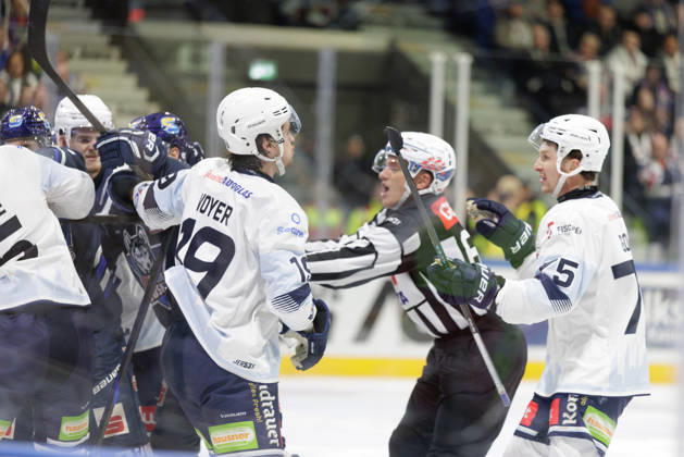 Ice hockey, Eishockey Men - DEL2 - EC Kassel Huskies vs Blue Devils Weiden Season 2026 2027 The referee Kevin Stoer (CR) intervenes a fight during the DEL2 ice hockey match between EC Kassel Huskies and Blue Devils Weiden in Kassel, Germany, 23 October 2026. Kassel entered the match in second place in the standings, while Weiden were ranked 12th. Hesse