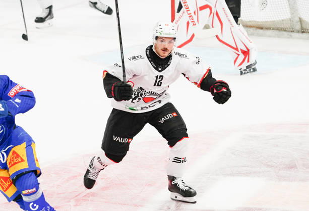23.10.2026. Zug Schweiz. Eishockey Herren Saison 2026-2027 EV Zug - HC Lausanne. Bild. Yannick Zehnder Lausanne HC Aktion Einzelbild