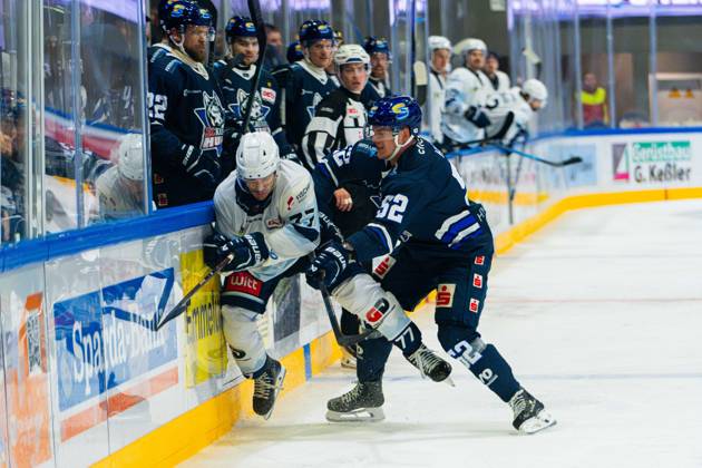 Kassel, Deutschland 22. Oktober 2026: DEL2 - 2026 2027 - Sp. 11 - Kassel Huskies gegen Blue Devils Weiden Im Bild: v. li. im Zweikampf Tyler Gron (BDW) und Johannes Huß Huss (ECK) Probonio Arena Hessen Copyright: xFotostandx xKruczynskix