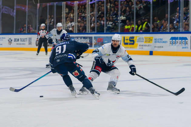 Kassel, Deutschland 22. Oktober 2026: DEL2 - 2026 2027 - Sp. 11 - Kassel Huskies gegen Blue Devils Weiden Im Bild: v. li. im Zweikampf Brendan O Donnell (ECK) und Tyler Gron (BDW) Probonio Arena Hessen Copyright: xFotostandx xKruczynskix