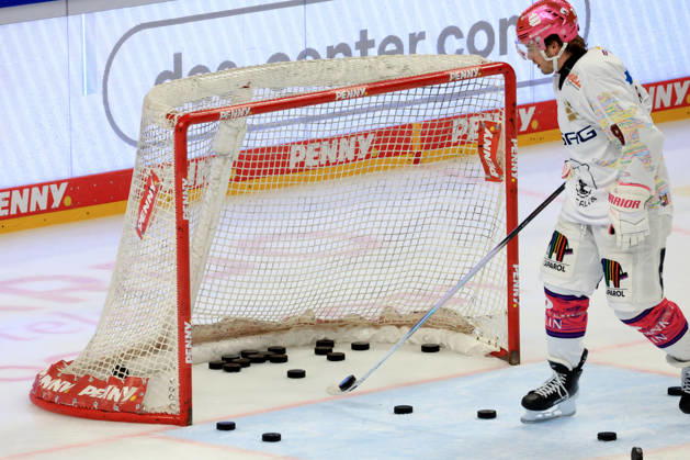 23.10.2026, DEU, GER, Eishockey, 11.Spieltag, Saison 2026 27, Berlin, Eisbaeren Berlin vs. Augsburger Panther leeres Tor mit vielen Puks, Ty Ronning ( Eisbaeren Berlin 9 ) nordphoto GmbH Engler Berlin Uber-Arena Berlin Deutschland Copyright: xNordphotox xEnglerx