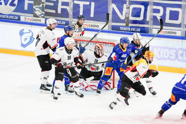 23.10.2026. Zug Schweiz. Eishockey Herren Saison 2026-2027 EV Zug - HC Lausanne. Bild. 40 Andreas Wingerli EV Zug gegen fuenf Lausanne HC Spieler Aktion