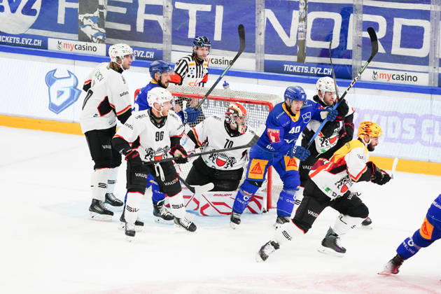 23.10.2026. Zug Schweiz. Eishockey Herren Saison 2026-2027 EV Zug - HC Lausanne. Bild. 40 Andreas Wingerli EV Zug gegen fuenf Lausanne HC Spieler 20 Michael Fora,96 Drake Cggiula,70 Torhueter Ewan Huet,81 Inaki Baragano,JasonFuchs Topscorer Aktion