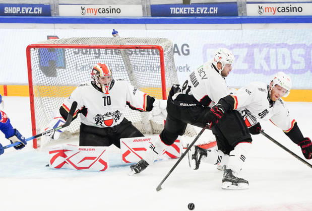 23.10.2026. Zug Schweiz. Eishockey Herren Saison 2026-2027 EV Zug - HC Lausanne. Bild. Torhueter Ewan Huet,91 Fabian Heldner,96 Drake Caggiula alle Lausanne HC Aktion