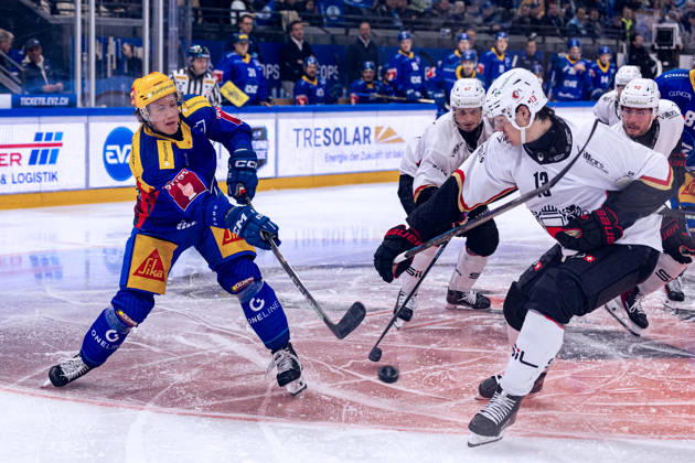Topscorer Vinzenz Rohrer (EV Zug) mit einem Abschluss - 23.10.2026 - National League, Regular Season, Eishockey, OYM hall, Zug: EV Zug - Lausanne HC . (Bild von Copyright: xJustPictures.ch PhilippxHegglinx