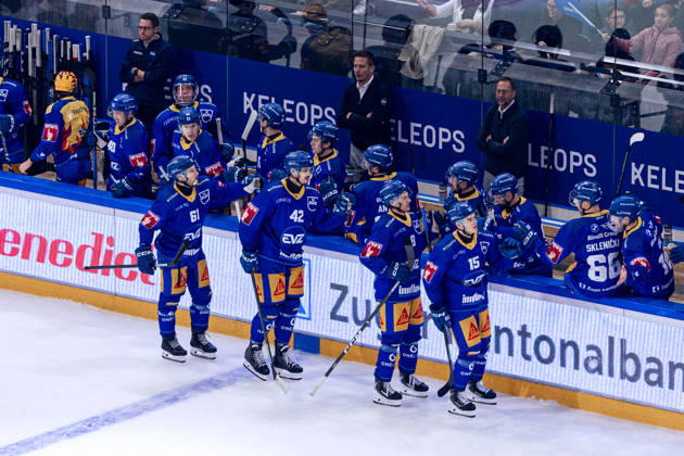 Erfolgreiche Zuger jubeln an der Spielerbank - 23.10.2026 - National League, Regular Season, Eishockey, OYM hall, Zug: EV Zug - Lausanne HC . (Bild von Copyright: xJustPictures.ch PhilippxHegglinx