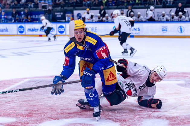 Philipp Kurashev 23 (Lausanne HC) wird von Topscorer Vinzenz Rohrer (EV Zug) gecheckt - 23.10.2026 - National League, Regular Season, Eishockey, OYM hall, Zug: EV Zug - Lausanne HC . (Bild von Copyright: xJustPictures.ch PhilippxHegglinx