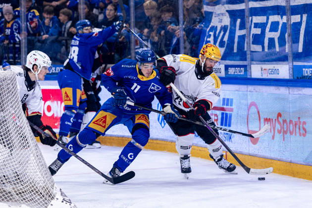 Nik Petrovic 11 (EV Zug) geht in den Zweikampf gegen PostFinance Topscorer Jason Fuchs (Lausanne HC) - 23.10.2026 - National League, Regular Season, Eishockey, OYM hall, Zug: EV Zug - Lausanne HC . (Bild von Copyright: xJustPictures.ch PhilippxHegglinx