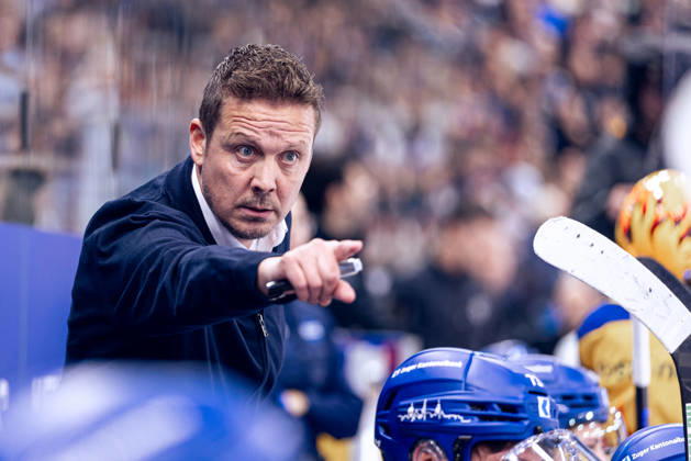 Head Coach Lauri Marjamäki (EV Zug) - 23.10.2026 - National League, Regular Season, Eishockey, OYM hall, Zug: EV Zug - Lausanne HC . (Bild von Copyright: xJustPictures.ch PhilippxHegglinx