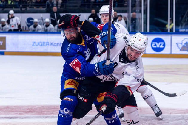 Damien Riat 9 (Lausanne HC) wehrt sich mit Händen und Füssen gegen Tomas Tatar 90 (EV Zug) - 23.10.2026 - National League, Regular Season, Eishockey, OYM hall, Zug: EV Zug - Lausanne HC . (Bild von Copyright: xJustPictures.ch PhilippxHegglinx