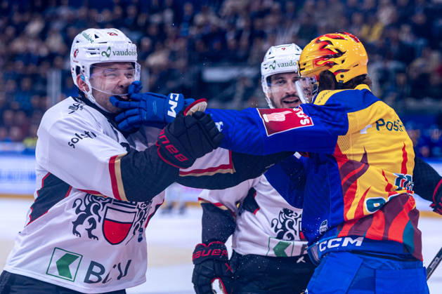 Philipp Kurashev 23 (Lausanne HC) geht nach einem Check auf den Übertäter Topscorer Vinzenz Rohrer (EV Zug) los - 23.10.2026 - National League, Regular Season, Eishockey, OYM hall, Zug: EV Zug - Lausanne HC . (Bild von Copyright: xJustPictures.ch PhilippxHegglinx