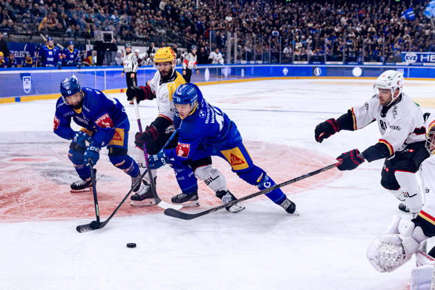 Tomas Tatar 90 (EV Zug) und Andreas Wingerli 40 (EV Zug) gegen PostFinance Topscorer Jason Fuchs (Lausanne HC) - 23.10.2026 - National League, Regular Season, Eishockey, OYM hall, Zug: EV Zug - Lausanne HC . (Bild von Copyright: xJustPictures.ch PhilippxHegglinx