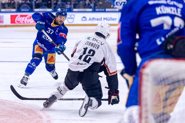 Abschluss von Elia Riva 37 (EV Zug) - 23.10.2026 - National League, Regular Season, Eishockey, OYM hall, Zug: EV Zug - Lausanne HC . (Bild von Copyright: xJustPictures.ch PhilippxHegglinx