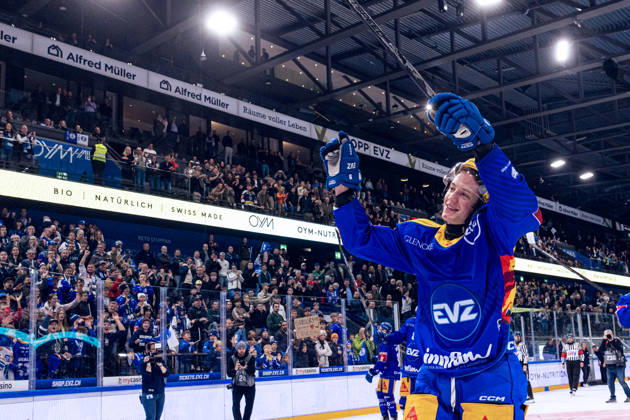 Topscorer Vinzenz Rohrer (EV Zug) wird als Best Player von den Zuger Fans gefeiert - 23.10.2026 - National League, Regular Season, Eishockey, OYM hall, Zug: EV Zug - Lausanne HC . (Bild von Copyright: xJustPictures.ch PhilippxHegglinx