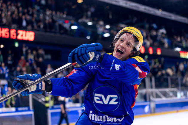 Topscorer Vinzenz Rohrer (EV Zug) wird als Best Player von den Zuger Fans gefeiert - 23.10.2026 - National League, Regular Season, Eishockey, OYM hall, Zug: EV Zug - Lausanne HC . (Bild von Copyright: xJustPictures.ch PhilippxHegglinx