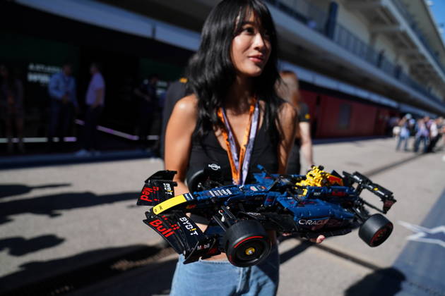 Formula One United States Grand Prix - Practice sessions A Red Bull Racing fan waits to get autographs on her model car ahead of the Formula One United States Grand Prix in Austin, Texas, USA, 23 October 2026 (issued 24 October 2026). The 2026 Formula 1 United States Grand Prix takes place at the Circuit of the Americas on 25 October. AUSTIN United States  Copyright: xDUSTINxSAFRANEKx