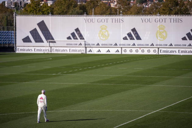 Real Madrid Training Session and press conference, PK, Pressekonferenz Jose Mourinho, head coach of Real Madrid CF, is seen walking away during the training session ahead of the LaLiga EA Sports match against FC Barcelona, Barca at Ciudad Real Madrid on October 24, 2026 in Valdebebas, Spain. Valdebebas Ciudad Real Madrid Madrid Spain Copyright: xAlbertoxGardinx AGardin_20261024_Rea_Mad_Pc_0194