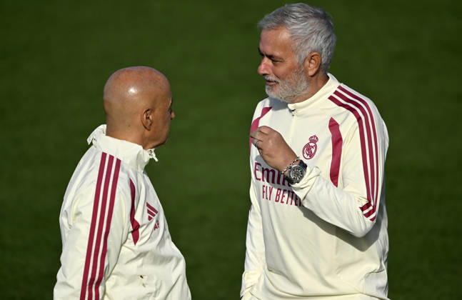 Real Madrid training session ahead of La Liga match against Barcelona MADRID, SPAIN - OCTOBER 24: Real Madrid head coach Jose Mourinho (R) leads a training session at the club s Valdebebas training facilities ahead of their Spanish La Liga week 10 football match against Barcelona in Madrid, Spain, on October 24, 2026. Burak Akbulut Anadolu Madrid Spain. Editorial use only. Please get in touch for any other usage.  Copyright: x2026xAnadoluxBurakxAkbulutx
