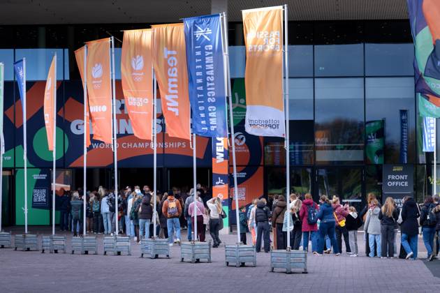 ROTTERDAM - Spectators line up for the apparatus finals at the World Gymnastics Championships in Rotterdam Ahoy. IRIS VAN DEN BROEK ANP xVIxANPxSportx xxANPxIVx 573454440 originalFilename: 573454440.jpg