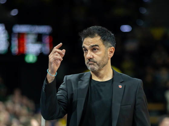 EWE Baskets Oldenburg im Zweikampf mit Bamberg Baskets, Trainer von Bamberg Baskets Jesus Ramirez EWE Baskets Oldenburg vs Bamberg Baskets, Basketball, BBL, 23.10.2026 Oldenburg Copyright: xEibner-Pressefotox EP_EER
