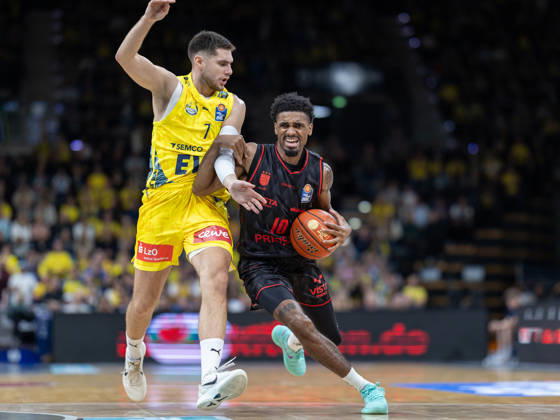 EWE Baskets Oldenburg im Zweikampf mit Bamberg Baskets, Mylik Wilson, Stefan Momirov EWE Baskets Oldenburg vs Bamberg Baskets, Basketball, BBL, 23.10.2026 Oldenburg Copyright: xEibner-Pressefotox EP_EER