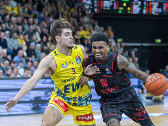 EWE Baskets Oldenburg im Zweikampf mit Bamberg Baskets, Mylik Wilson EWE Baskets Oldenburg vs Bamberg Baskets, Basketball, BBL, 23.10.2026 Oldenburg Copyright: xEibner-Pressefotox EP_EER