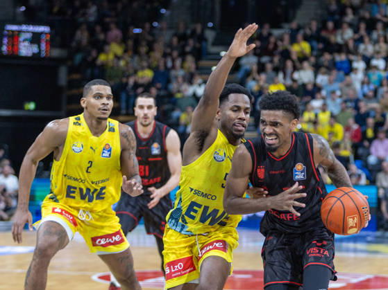 EWE Baskets Oldenburg im Zweikampf mit Bamberg Baskets, Mylik Wilson EWE Baskets Oldenburg vs Bamberg Baskets, Basketball, BBL, 23.10.2026 Oldenburg Copyright: xEibner-Pressefotox EP_EER