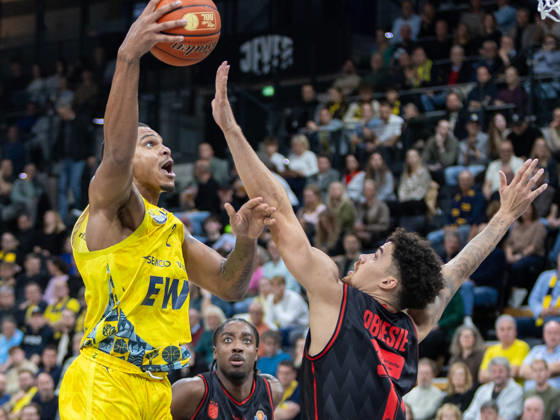 EWE Baskets Oldenburg im Zweikampf mit Bamberg Baskets, Demajeo Wiggins EWE Baskets Oldenburg vs Bamberg Baskets, Basketball, BBL, 23.10.2026 Oldenburg Copyright: xEibner-Pressefotox EP_EER