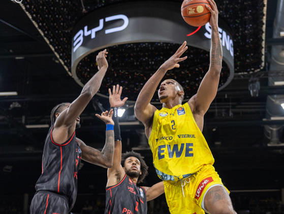 EWE Baskets Oldenburg im Zweikampf mit Bamberg Baskets, Demajeo Wiggins EWE Baskets Oldenburg vs Bamberg Baskets, Basketball, BBL, 23.10.2026 Oldenburg Copyright: xEibner-Pressefotox EP_EER