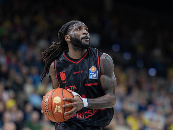 EWE Baskets Oldenburg im Zweikampf mit Bamberg Baskets, Jordan Jones EWE Baskets Oldenburg vs Bamberg Baskets, Basketball, BBL, 23.10.2026 Oldenburg Copyright: xEibner-Pressefotox EP_EER