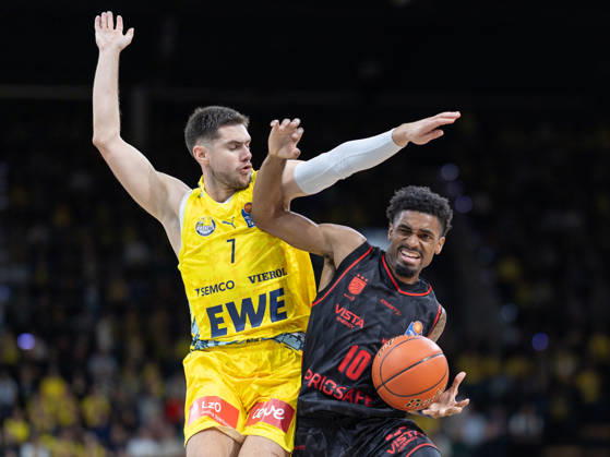 EWE Baskets Oldenburg im Zweikampf mit Bamberg Baskets, Mylik Wilson, Stefan Momirov EWE Baskets Oldenburg vs Bamberg Baskets, Basketball, BBL, 23.10.2026 Oldenburg Copyright: xEibner-Pressefotox EP_EER