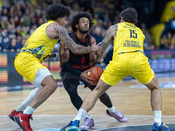 EWE Baskets Oldenburg im Zweikampf mit Bamberg Baskets, Jordan Wright EWE Baskets Oldenburg vs Bamberg Baskets, Basketball, BBL, 23.10.2026 Oldenburg Copyright: xEibner-Pressefotox EP_EER