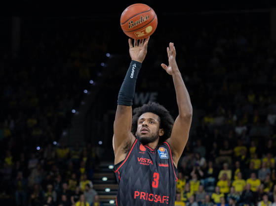 EWE Baskets Oldenburg im Zweikampf mit Bamberg Baskets, Jordan Wright EWE Baskets Oldenburg vs Bamberg Baskets, Basketball, BBL, 23.10.2026 Oldenburg Copyright: xEibner-Pressefotox EP_EER