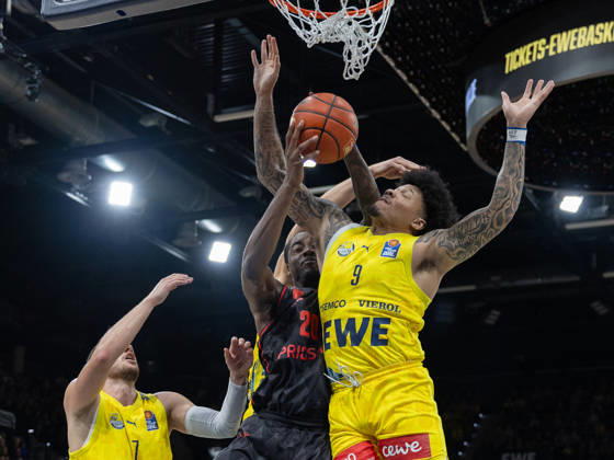 EWE Baskets Oldenburg im Zweikampf mit Bamberg Baskets, Tylan James Pope EWE Baskets Oldenburg vs Bamberg Baskets, Basketball, BBL, 23.10.2026 Oldenburg Copyright: xEibner-Pressefotox EP_EER
