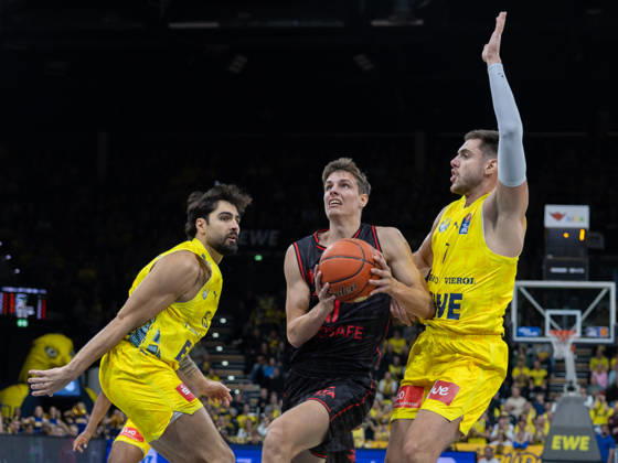 EWE Baskets Oldenburg im Zweikampf mit Bamberg Baskets, Richard Balint EWE Baskets Oldenburg vs Bamberg Baskets, Basketball, BBL, 23.10.2026 Oldenburg Copyright: xEibner-Pressefotox EP_EER