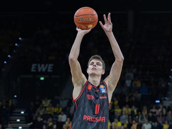 EWE Baskets Oldenburg im Zweikampf mit Bamberg Baskets, Richard Balint EWE Baskets Oldenburg vs Bamberg Baskets, Basketball, BBL, 23.10.2026 Oldenburg Copyright: xEibner-Pressefotox EP_EER