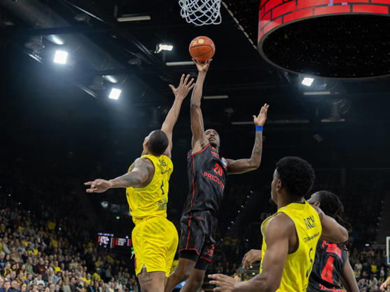 EWE Baskets Oldenburg im Zweikampf mit Bamberg Baskets, Hason Ward EWE Baskets Oldenburg vs Bamberg Baskets, Basketball, BBL, 23.10.2026 Oldenburg Copyright: xEibner-Pressefotox EP_EER