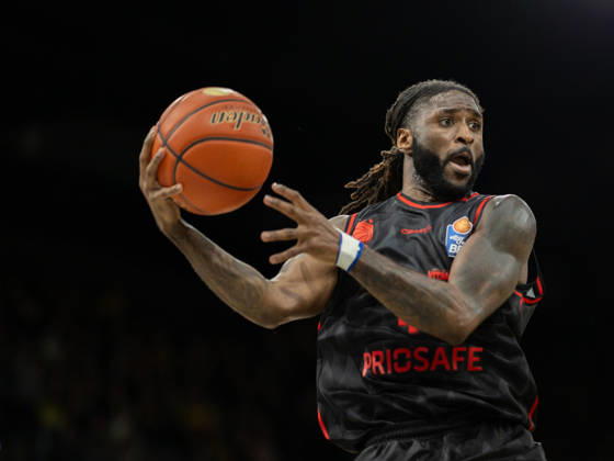 EWE Baskets Oldenburg im Zweikampf mit Bamberg Baskets, Jordan Jones EWE Baskets Oldenburg vs Bamberg Baskets, Basketball, BBL, 23.10.2026 Oldenburg Copyright: xEibner-Pressefotox EP_EER