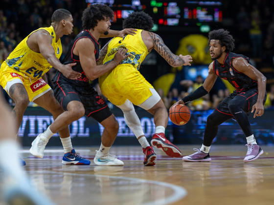 EWE Baskets Oldenburg im Zweikampf mit Bamberg Baskets, Jordan Wright EWE Baskets Oldenburg vs Bamberg Baskets, Basketball, BBL, 23.10.2026 Oldenburg Copyright: xEibner-Pressefotox EP_EER