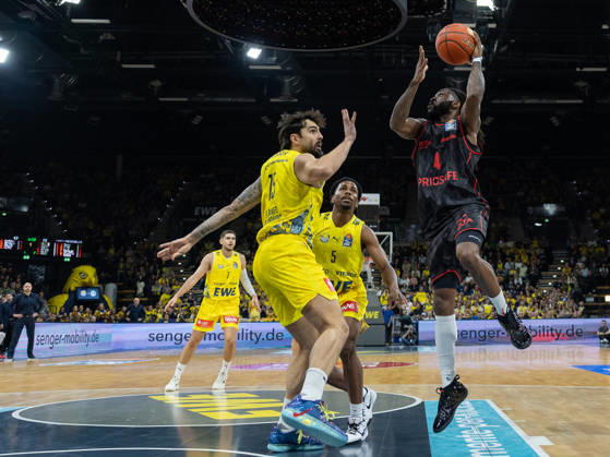 EWE Baskets Oldenburg im Zweikampf mit Bamberg Baskets, Jordan Jones EWE Baskets Oldenburg vs Bamberg Baskets, Basketball, BBL, 23.10.2026 Oldenburg Copyright: xEibner-Pressefotox EP_EER