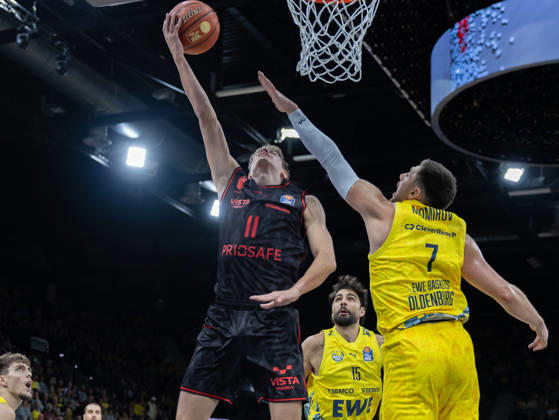 EWE Baskets Oldenburg im Zweikampf mit Bamberg Baskets, Richard Balint EWE Baskets Oldenburg vs Bamberg Baskets, Basketball, BBL, 23.10.2026 Oldenburg Copyright: xEibner-Pressefotox EP_EER