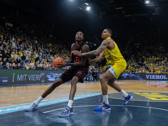 EWE Baskets Oldenburg im Zweikampf mit Bamberg Baskets, Hason Ward EWE Baskets Oldenburg vs Bamberg Baskets, Basketball, BBL, 23.10.2026 Oldenburg Copyright: xEibner-Pressefotox EP_EER