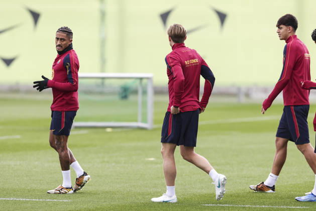October 24, 2026, Sant Joan Despi, Barcelona, Spain: Raphinha and Frenkie de Jong during the training day of FC Barcelona, Barca ahead the Spanish League, Laliga EA Sports, football match against Real Madrid CF at Ciudad Esportiva Joan Gamper on October 24, 2026 in Sant Joan Despi, Barcelona, Spain. Sant Joan Despi Spain - ZUMAa181 20261024_zaa_a181_014 Copyright: xJavierxBorregox
