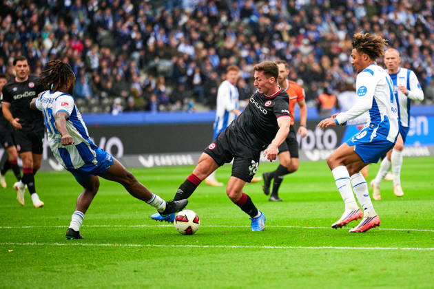 Deyovaisio Zeefuik (Hertha BSC, 42), Marius Woerl (Arminia Bielefeld, 38), Oluwaseun Victor Adewumi (Hertha BSC, 19), GER, Hertha BSC vs. Arminia Bielefeld, 2. Bundesliga, Saison 2026 27, 09. Spieltag, 24.10.2026 (DFL REGULATIONS PROHIBIT ANY USE OF PHOTOGRAPHS AS IMAGE SEQUENCES AND OR QUASI - VIDEO). GER, Hertha BSC vs. Arminia Bielefeld, 2. Bundesliga, Saison 2026 27, 09. Spieltag, 24.10.2026 Berlin