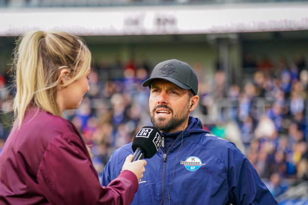 Deutschland: Fussball Bundesliga 2026 - 2027, 7. Spieltag - SC Paderborn vs Hamburger SV - Home-Deluxe-Arena (Paderborn): Ralf Kettemann (Paderborn Trainer) TV Interview DAZN Copyright: xJOERANxSTEINSIEKx