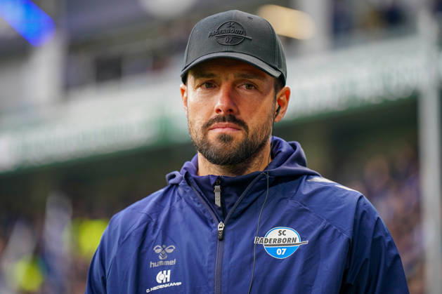 Deutschland: Fussball Bundesliga 2026 - 2027, 7. Spieltag - SC Paderborn vs Hamburger SV - Home-Deluxe-Arena (Paderborn): Ralf Kettemann (Paderborn Trainer) Mimik, Gesichtsausdruck, Emotion Copyright: xJOERANxSTEINSIEKx