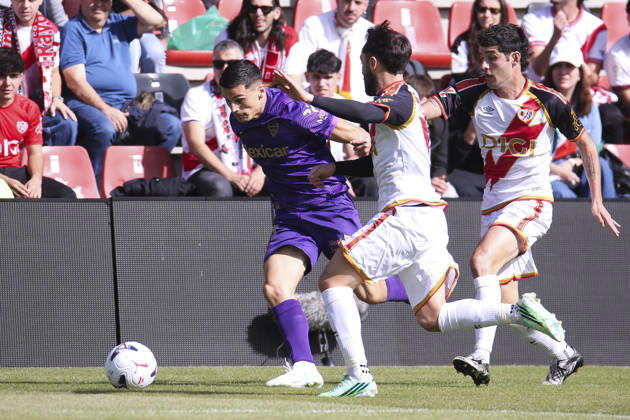 Rayo Vallecano v Espanyol - La Liga EA Sports 2026 27 October 24, 2026, Vallecas Stadium, Madrid, Spain: Lucas Cepeda of Elche fights for the ball against Unai Lopez and Sergio Camello of Rayo Vallecano during La Liga EA Sports match between Rayo Vallecano and Elche CF at Vallecas Stadium on October 24, 2026 in Madrid, Spain. Madrid Vallecas Stadium Madrid Spain Copyright: xAlejandroxMatiasxAcostax